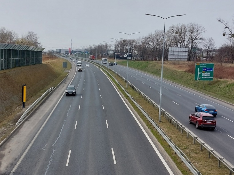Fotoradar na „zakręcie mistrzów” w ciągu miesiąca zrobił ponad 2 tys. zdjęć