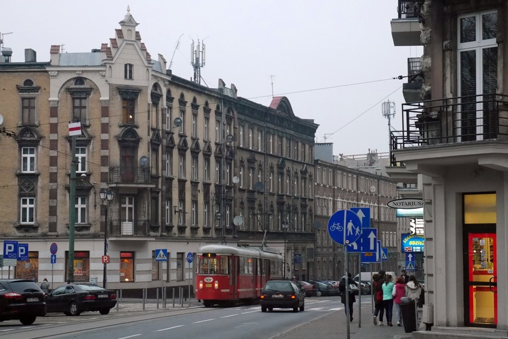 Zwłoki mężczyzny na klatce schodowej w centrum Katowic. Policja nie zna jego tożsamości