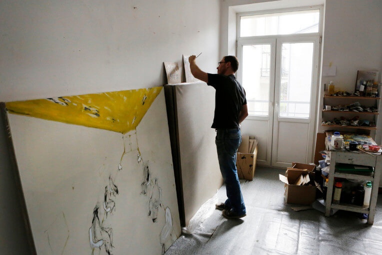 Spray, farba olejna czy szlagmetal. Złoty kolor użyty w różnych technikach jako motyw przewodni wystawy w centrum Katowic