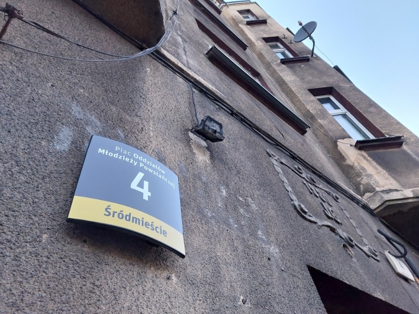 Dzień dobry Katowice. Trwa montaż nowych tabliczek na budynkach