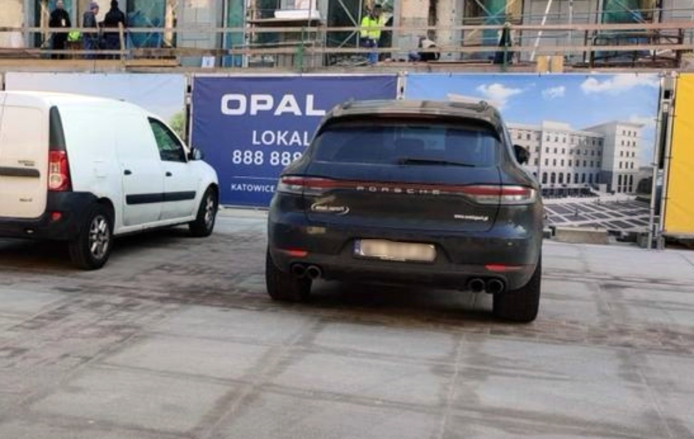 Bezdomny zniszczył porsche należące do członka sztabu piłkarskiej reprezentacji Polski