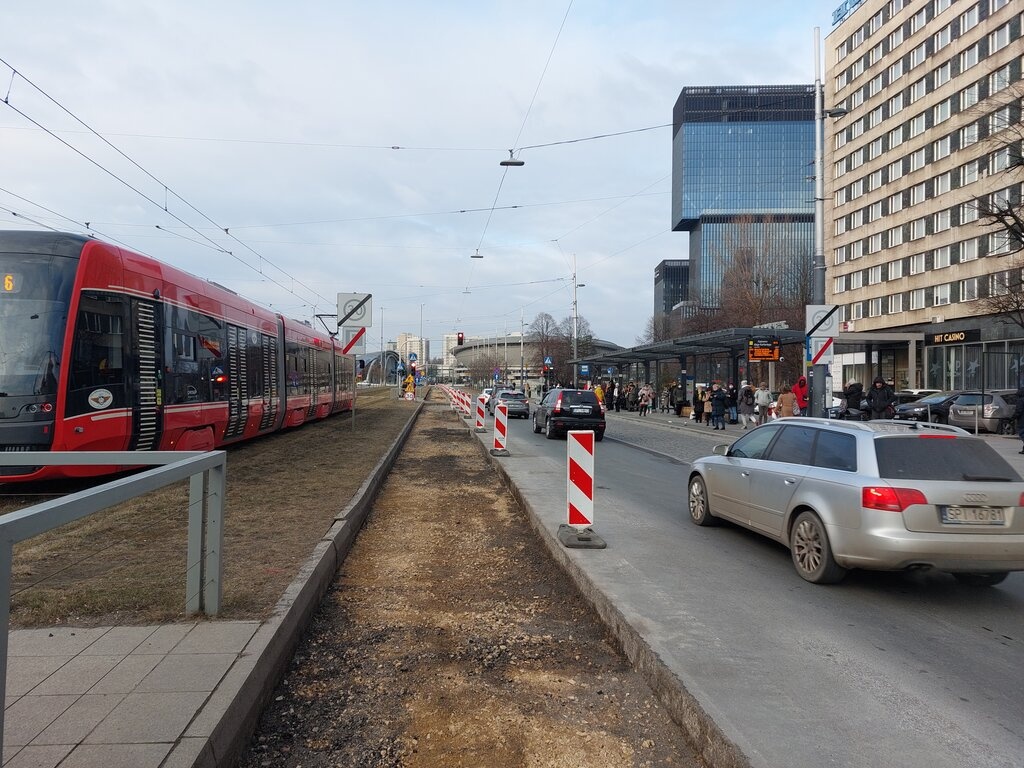 Rozpoczęło się zwężanie al. Korfantego. Miasto czeka na dostawę drzew
