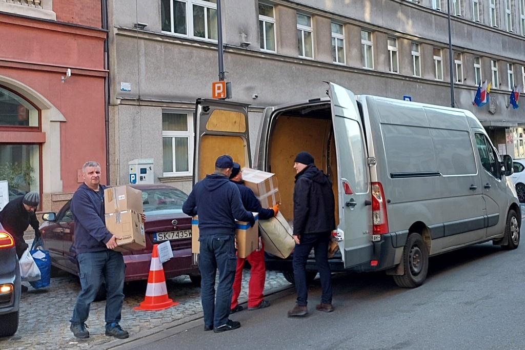 Czołówki, sztućce i tylko nowe ubrania. Co jest potrzebne Ukraińcom? [LISTA]