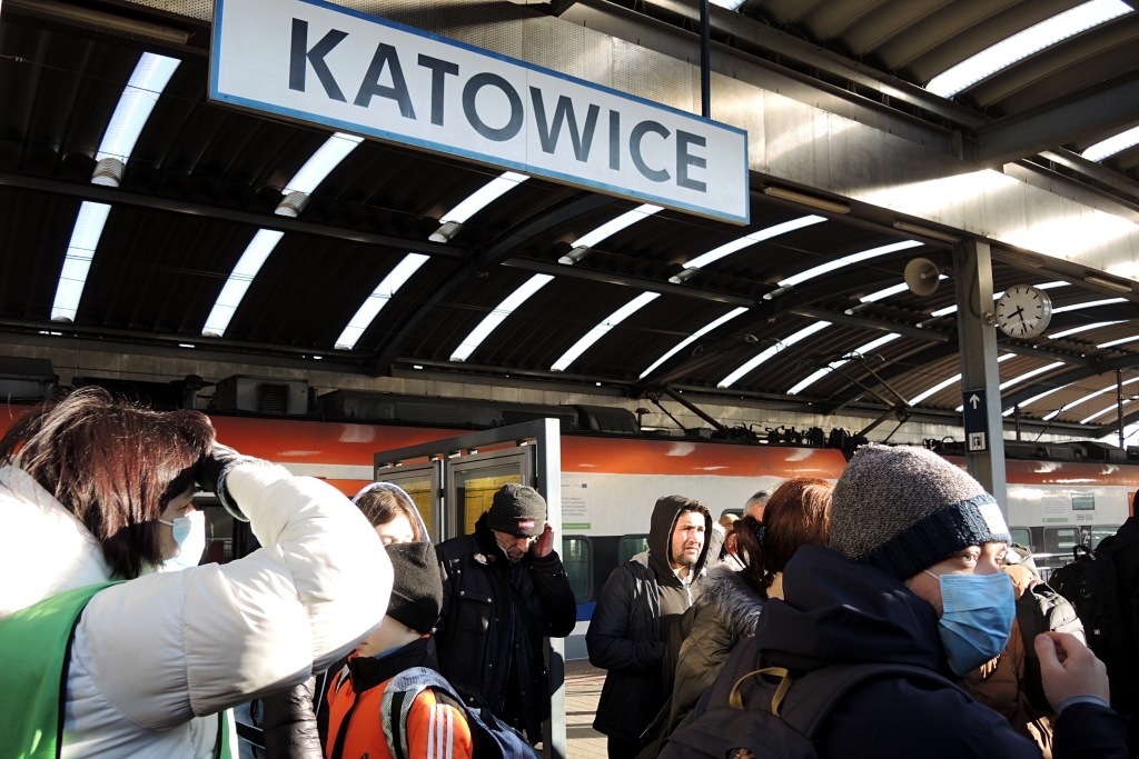 Duża grupa uchodźców z Ukrainy dojechała do Katowic. Większość ma gdzie spać [GALERIA]