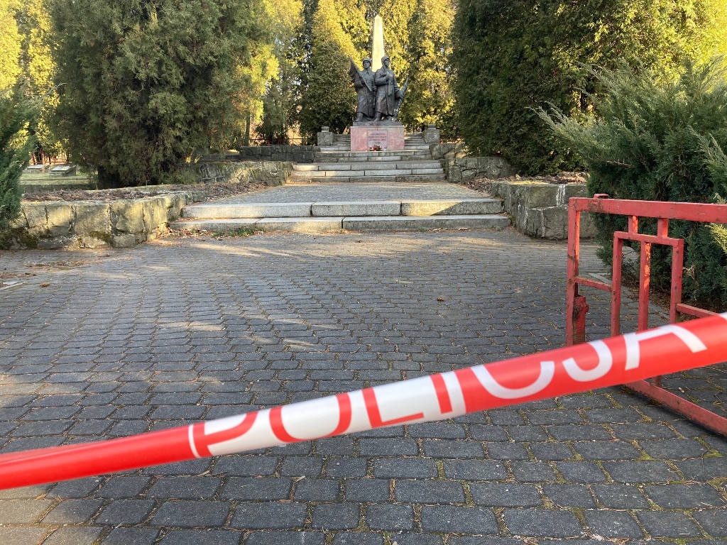 Ktoś zdewastował cmentarz żołnierzy radzieckich w Katowicach. Leżą też na nim Ukraińcy