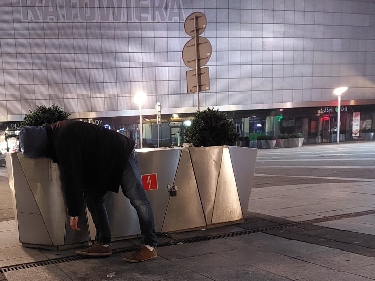 Na dworcu w Katowicach w ciągu godziny turysta został kilkanaście razy zaczepiony przez meneli. 