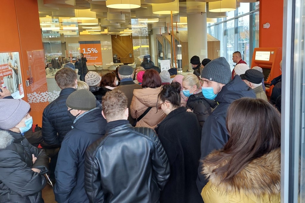Kolejki przed bankiem w Katowicach. Ludzie nie mieścili się w środku