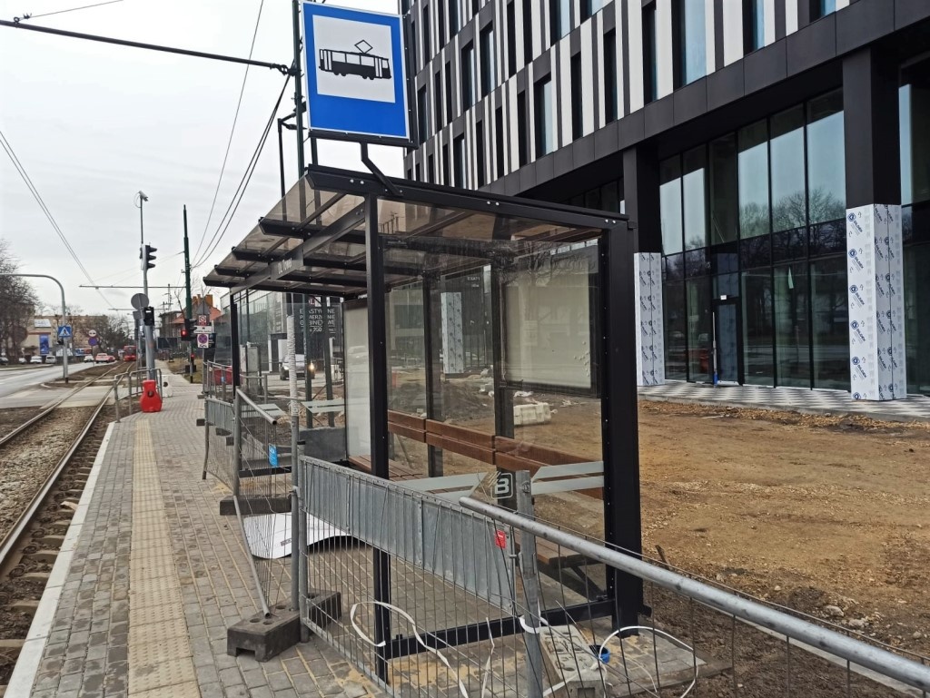 Inwestor biurowca w Katowicach postawił przystanek 200 metrów od istniejącego