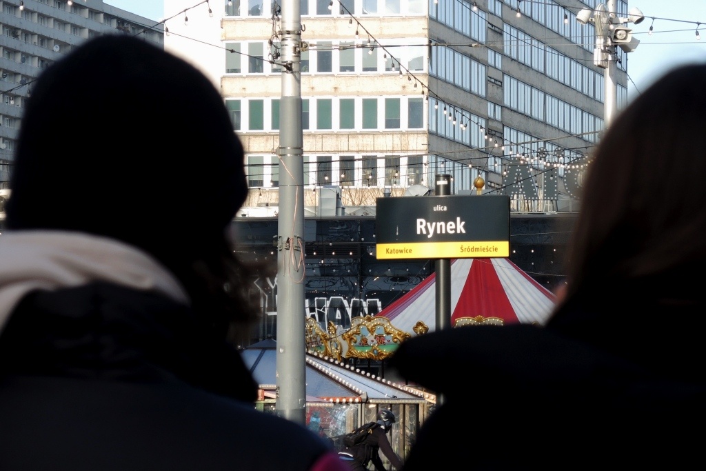 Trwa wdrażanie Systemu Informacji Miejskiej w Katowicach. Nowych tabliczek jest coraz więcej
