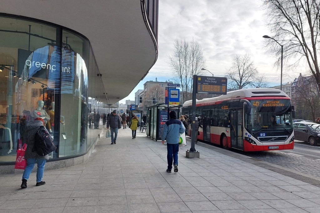 ZTM zmienia rozkłady kolejnych linii autobusowych. Powód to „sytuacja sanitarno-epidemiczna”