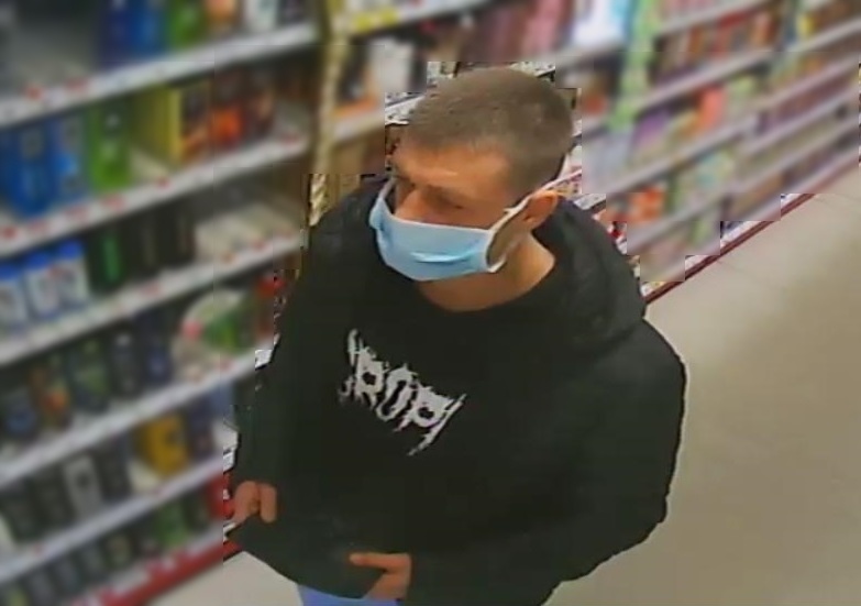 Kradzież perfum w sklepie Rossmann. Policja publikuje zdjęcia podejrzewanego mężczyzny