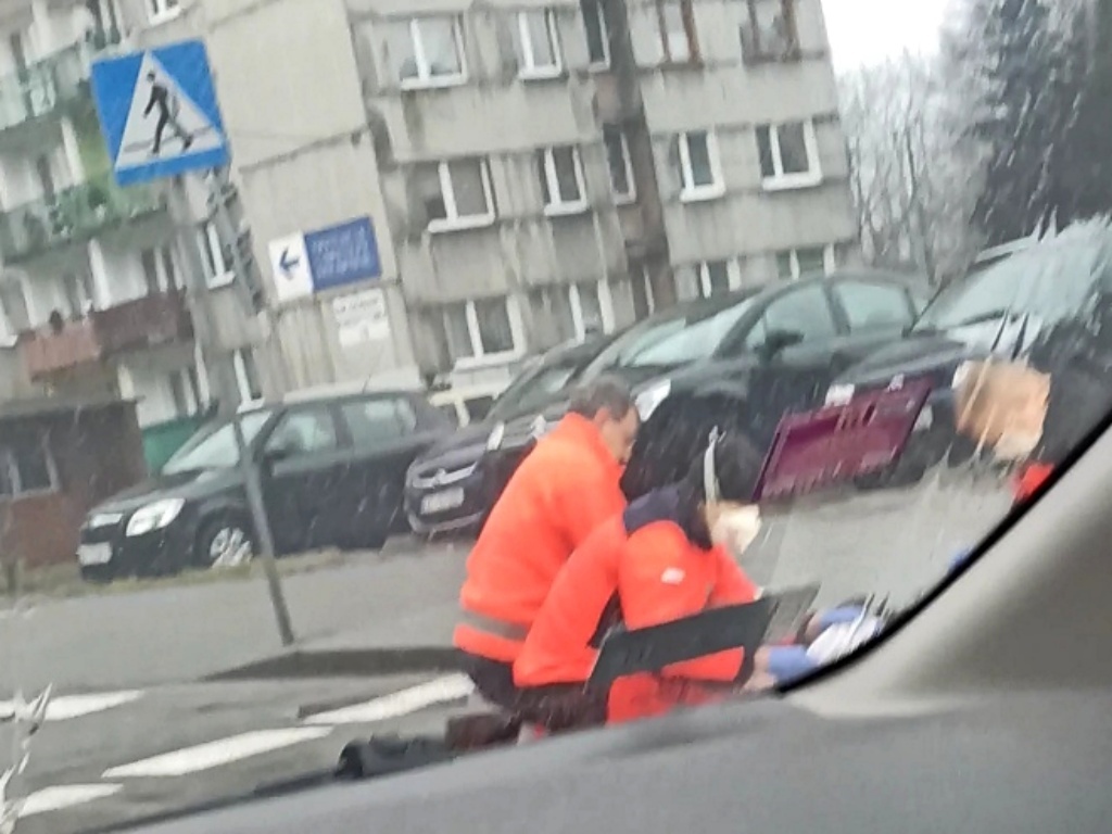 Mężczyzna upadł na przejściu dla pieszych. Nie przeżył