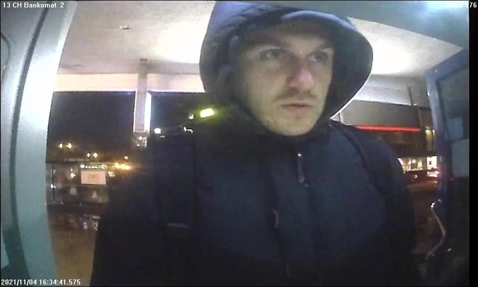 W Gdańsku wypłacił pieniądze z konta mieszkanki Katowic. Policja szuka tego mężczyzny