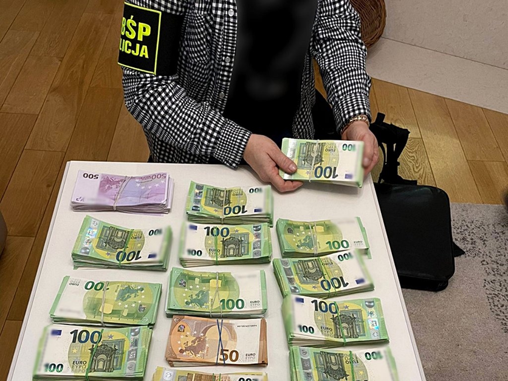 Robili przekręty na trumnach. Jeden z zatrzymanych miał 1,3 mln zł w gotówce