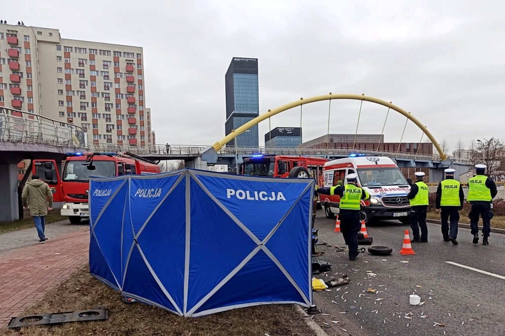 Policja: przyczyną dachowania była prędkość. Kierowca jest w śpiączce