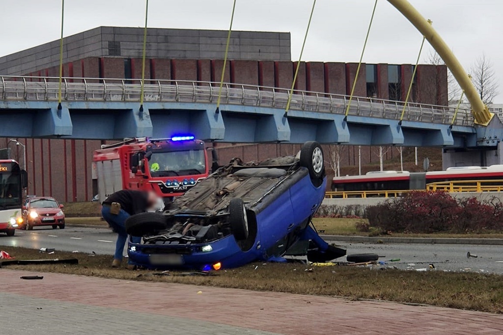 Dachowanie w centrum Katowic. Kierowca był uwięziony w samochodzie