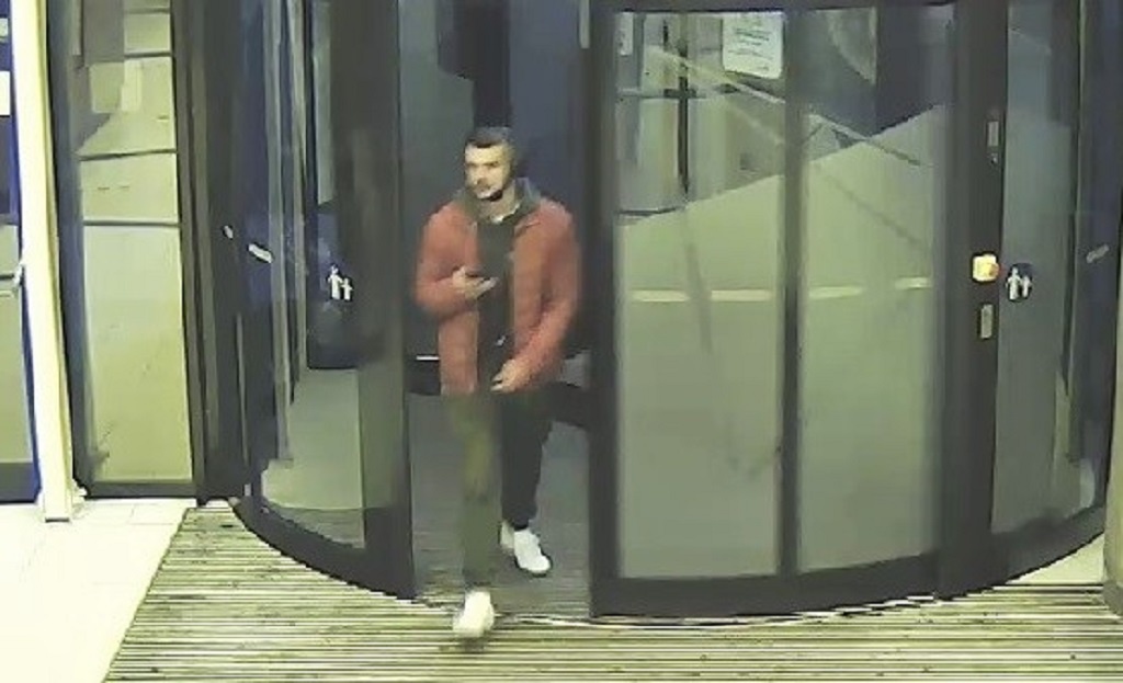 Kilka tysięcy złotych zniknęło z jej konta. Policja szuka tego mężczyzny