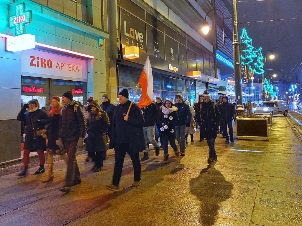 30 osób przeciwnych „segregacji sanitarnej” wzięło udział w spacerze ulicami Katowic