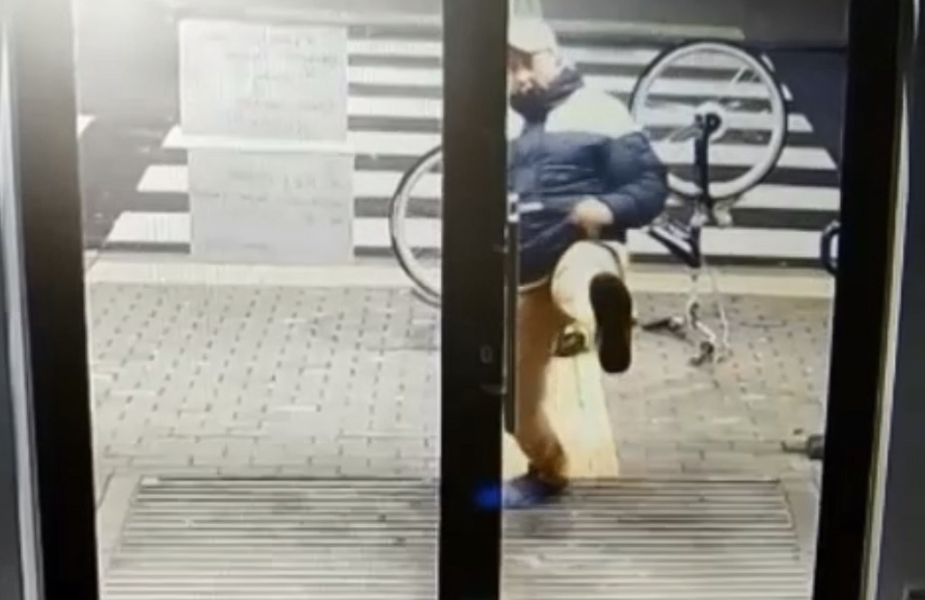 Wjechał rowerem w drzwi i próbował się na nich zemścić [WIDEO]