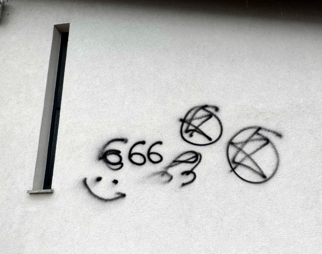 Ktoś namalował szatańskie symbole i męskie genitalia na kościele w Katowicach. Policja opublikowała zdjęcia z monitoringu