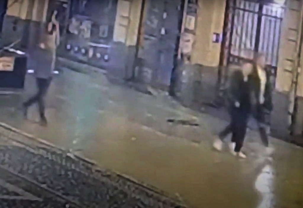 Skopali fortepian w centrum Katowic. Policja opublikowała nagranie [WIDEO]