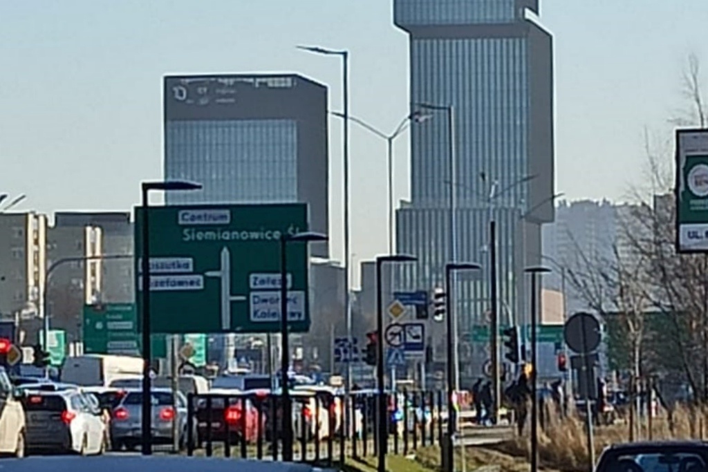 Radiowóz zderzył się z BMW w centrum Katowic. Ucierpiał też pieszy