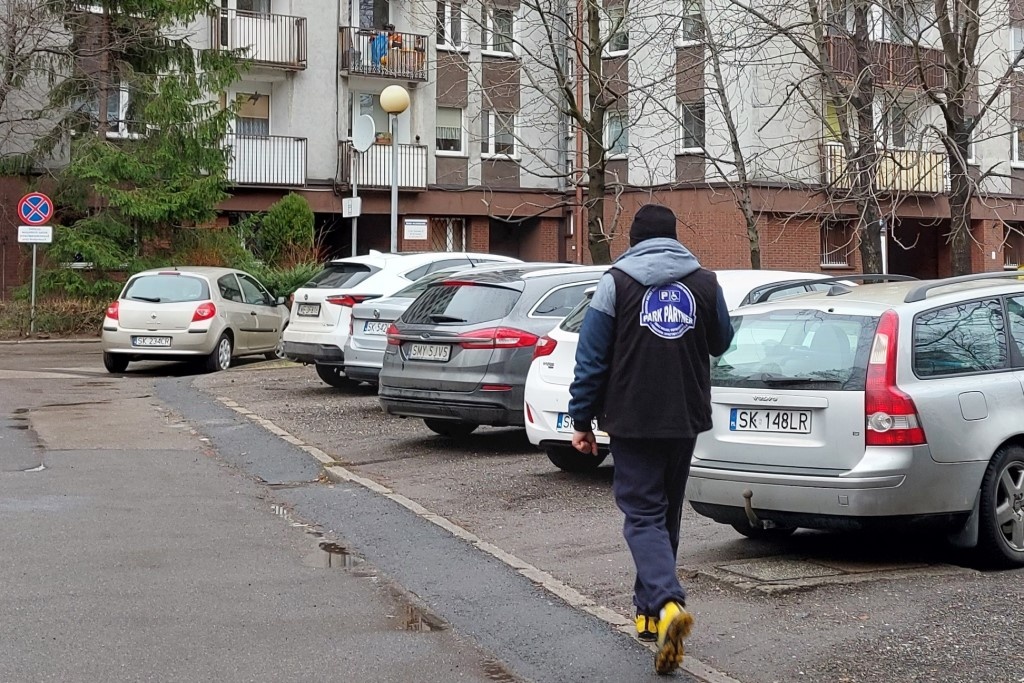 Parkowanie na os. Paderewskiego znów pod kontrolą. Wrócił Park Partner, ale blokad nie będzie