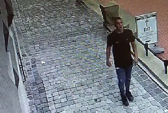 Gonił mężczyznę i wyżył się na reklamie. Szuka go policja