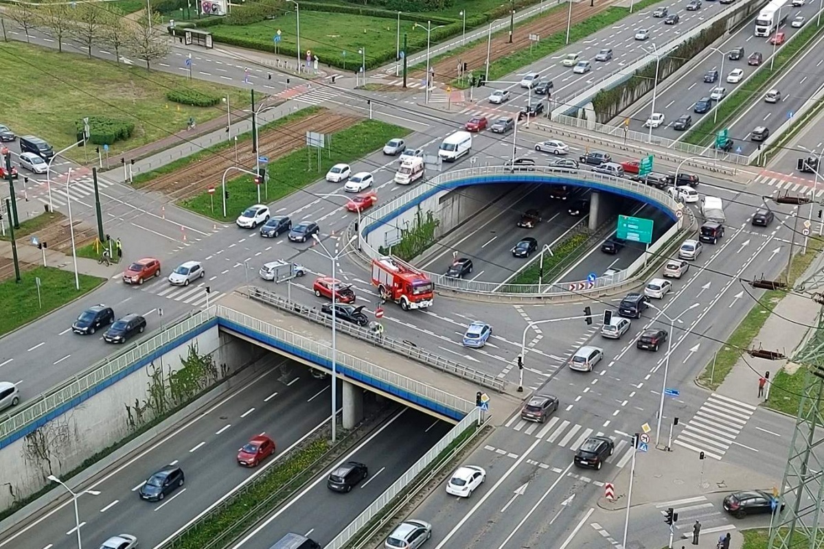 Rejestrator przejazdu na czerwonym świetle w centrum Katowic. GITD podpisał umowę