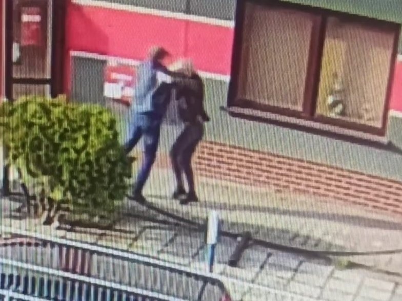 Mężczyzna pobił pracownicę agencji pocztowej, bo zwróciła mu uwagę na brak maseczki [WIDEO]