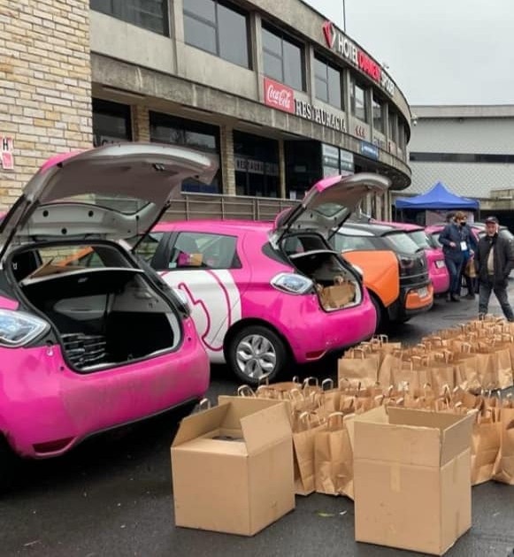 Jutro Wigilia dla samotnych. Potrzebni są wolontariusze do rozwożenia paczek