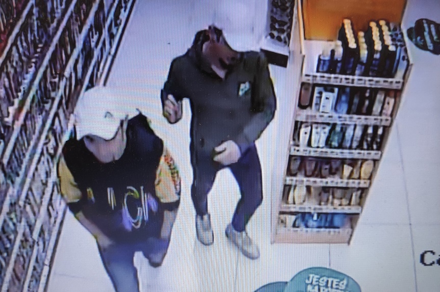 Kradzież perfum w Galerii Katowickiej. Policja publikuje zdjęcia z monitoringu