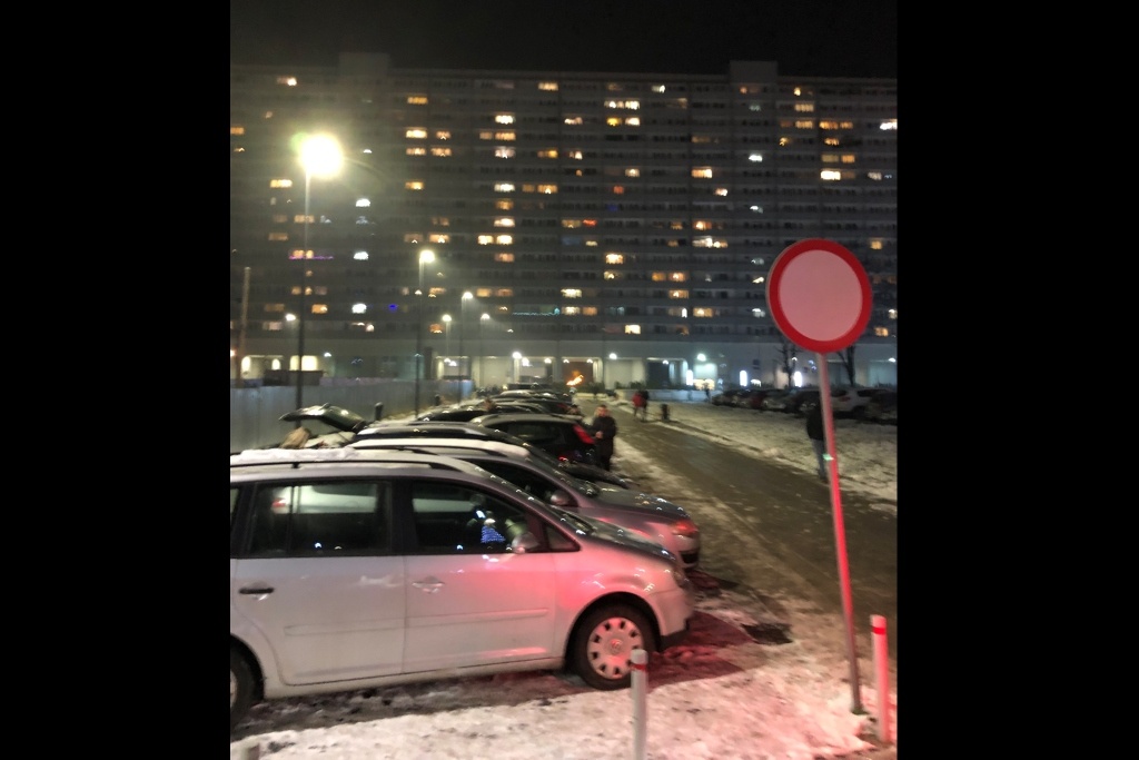 Po chodniku, obok słupków i na zakazie. 