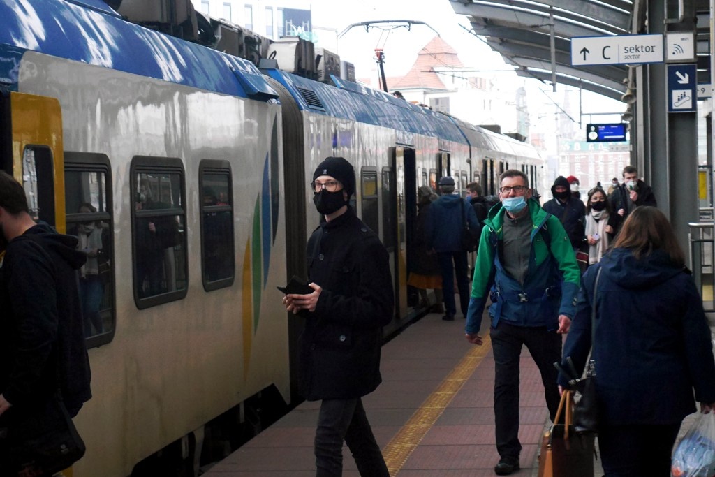 Metropolia zachęca do jazdy pociągiem, ale na torach jest wiele problemów