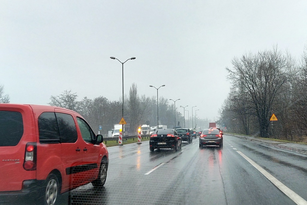 Nawet długie korki nie motywują kierowców do przesiadki na pociąg, tramwaj czy autobus