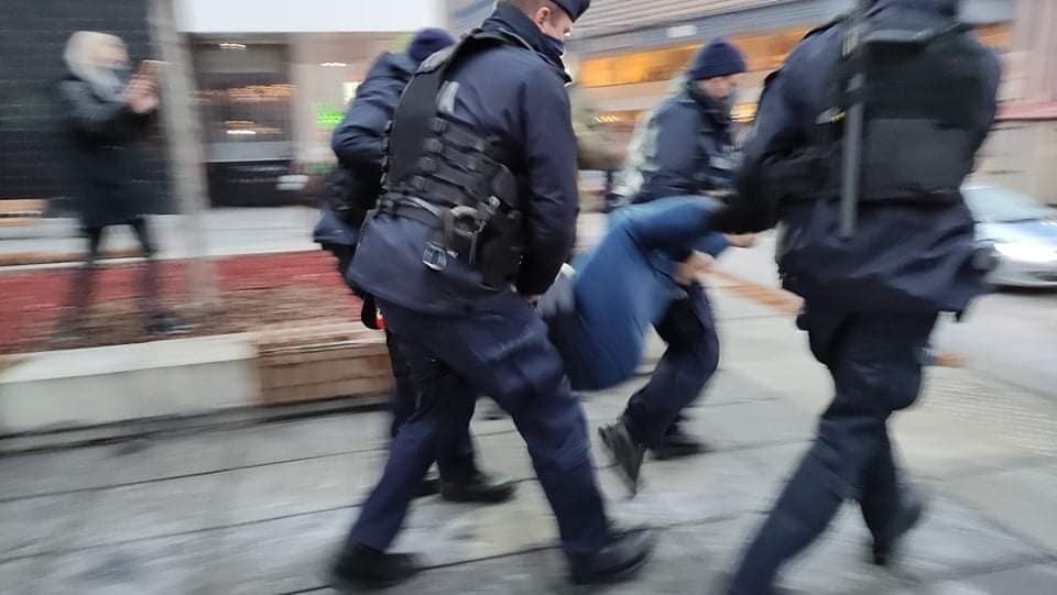 Kobieta uderzyła policjanta w twarz podczas manifestacji w Katowicach [WIDEO]