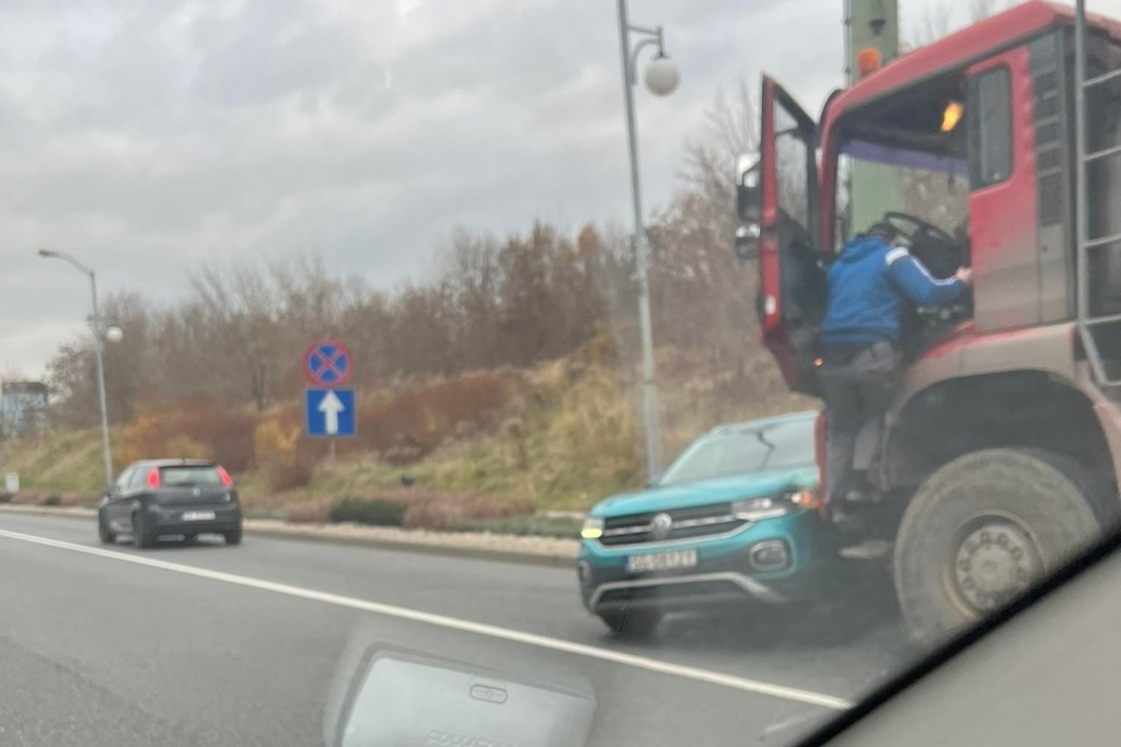 Kolizja w Katowicach. Ciężarówka zepchnęła 