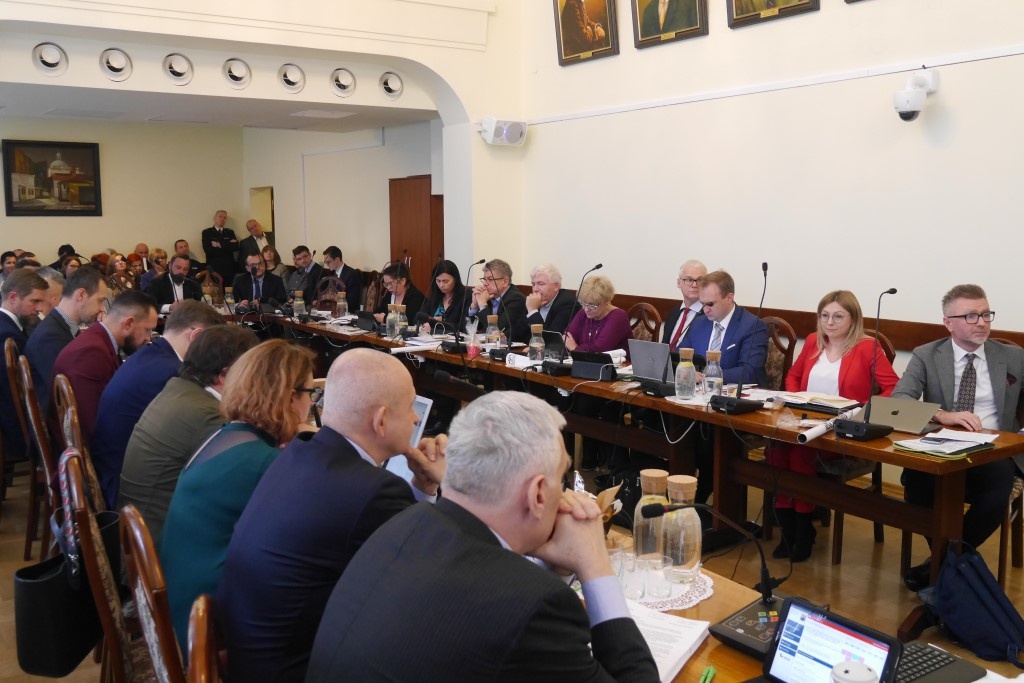 Katowiccy radni podnieśli sobie diety do maksymalnego poziomu. Podwyżkę dostanie też prezydent