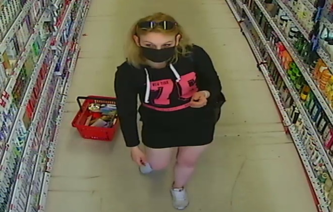 Kradzież w Rossmannie. Policja poszukuje tej kobiety