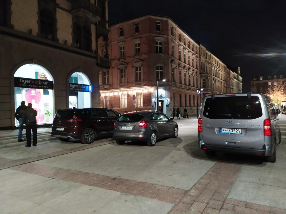 Deptak na Dworcowej jak jeden wielki parking