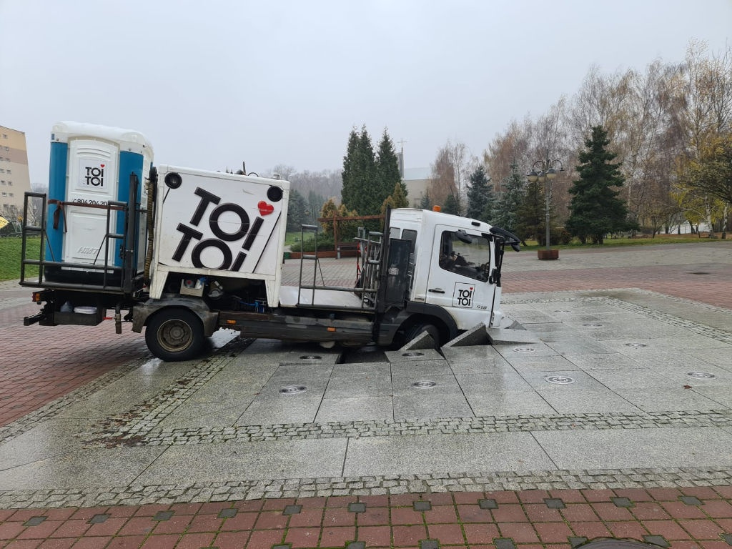 Po raz kolejny samochód wjechał do fontanny w Katowicach