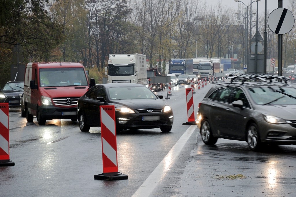 Kolejna zmiana w ruchu na DK86. Remont wiaduktu idzie zgodnie z planem