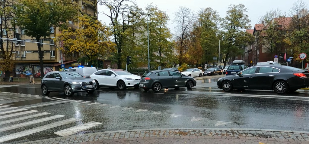 Dlaczego Tesli, która rozładowała się na środku skrzyżowania w Katowicach, nie można było zepchnąć z drogi