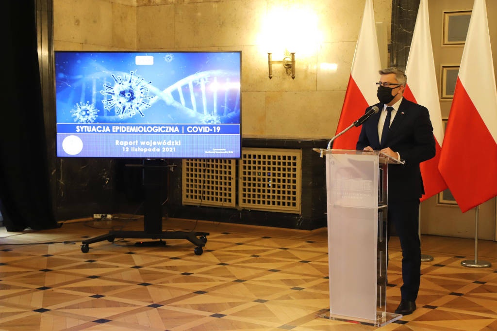 Coraz więcej zakażonych koronawirusem trafia do szpitali. To efekt niskiego poziomu wyszczepienia społeczeństwa