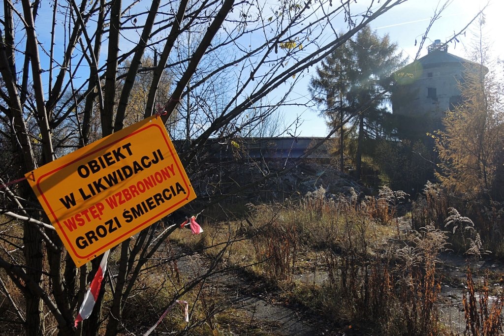 Z budynku na terenie lokomotywowni zostały gruzy. Policja ustala przyczynę pożaru