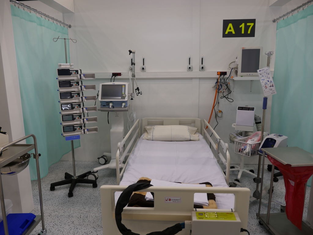 Wojewoda śląski zwiększa liczbę łóżek w szpitalach dla pacjentów covidowych. Zajmują je głównie osoby niezaszczepione