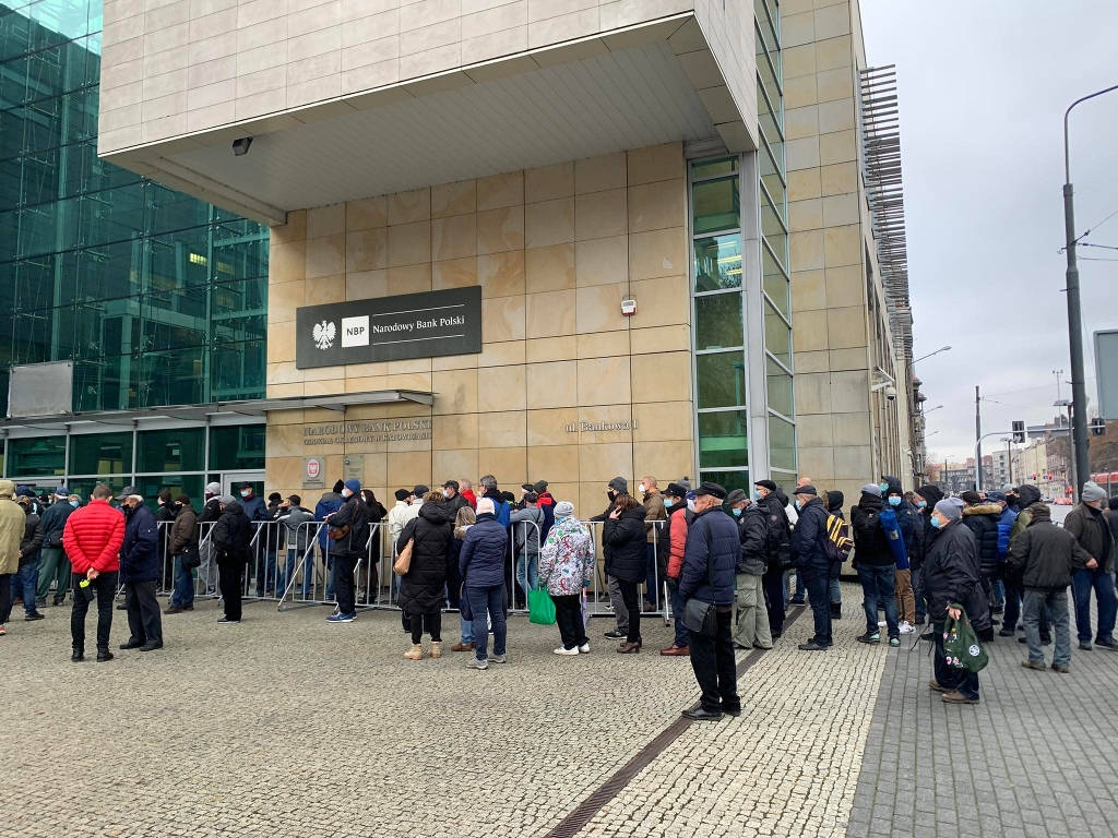 Długa kolejka po banknot z Lechem Kaczyńskim. Już w sobotę zawiązał się komitet kolejkowy