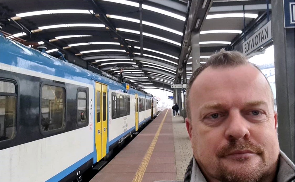 Kierowcy stali w korkach, a prezydent Sosnowca przyjechał do Katowic pociągiem. Szkoda, że to wyjątek