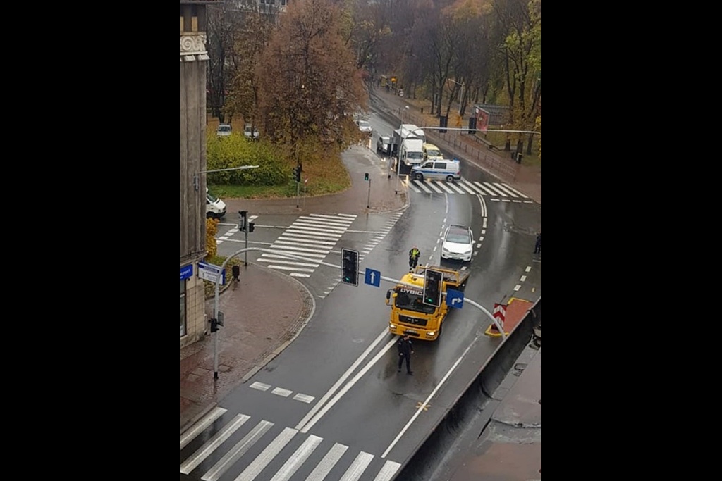 Tesla zablokowała skrzyżowanie w centrum Katowic. Samochód się rozładował