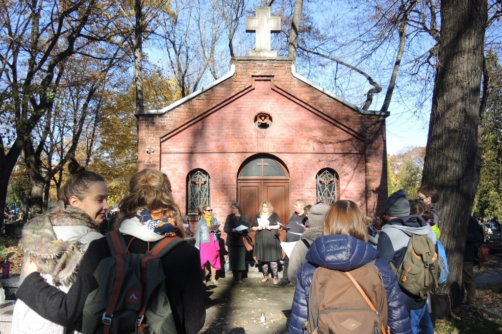 Śpiewy oswajające śmierć. Na katowickim cmentarzu zabrzmiały tradycyjne pieśni